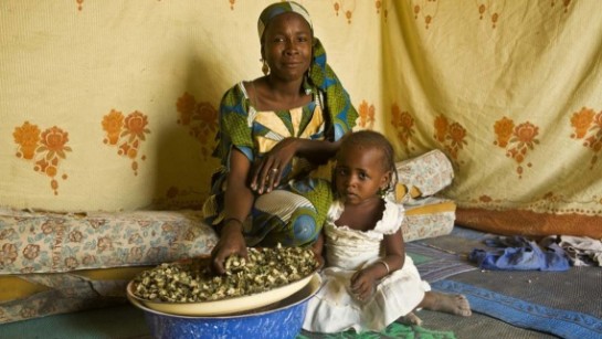 Falamata och hennes fyraåriga dotter Halima i deras nya hem i Bosso, Nigera. 