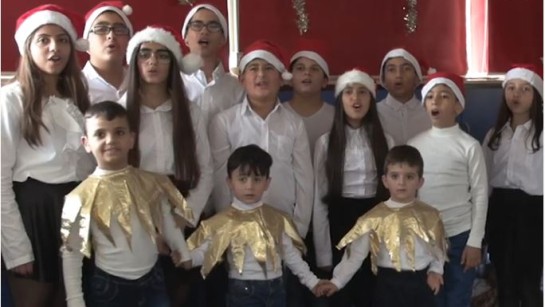 Flyktingbarn från Syrien och barn från Libanon sjunger tillsammans i kör.