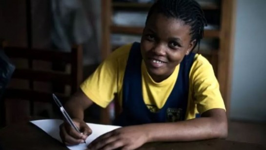 Galvanie, 13 år, har flytt från Demokratiska republiken Kongo till Uganda. Hon är övertygad om att utbildning leder till en bättre framtid. I Uganda bidrar UNHCR bl.a. med skolbänkar och skrivböcker för barn på flykt. 