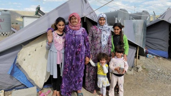 Maneerah tillsammans med sin dotter och sina barnbarn utanför familjens tält i Basirma-lägret i irakiska Kurdistan. 