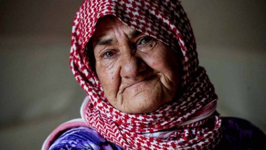 Mannerah är syrisk flykting i Irak. Sorgset beskriver hon sin hemstad Aleppo som en spökstad täckt av damm och utan liv. 