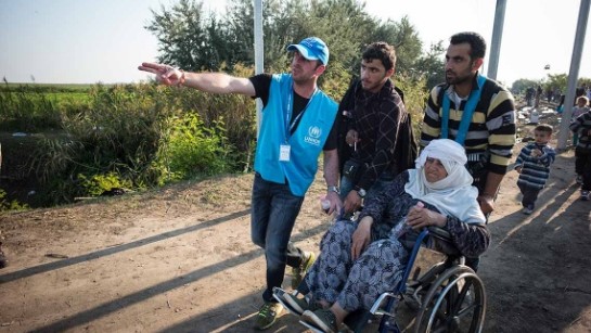 UNHCR:s personal hjälper människor på flykt vid den ungerska gränsen mot Serbien. 