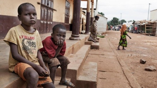  Tio-årige Prophete (vänster) och hans vän Ardi bor på gatan i PK5 i Bangui. Pojkarna har aldrig gått i skolan och letar efter ströjobb så att de kan äta. De säger att de har familjemedlemmar i staden, men ingen som kan ta hand om dem. 