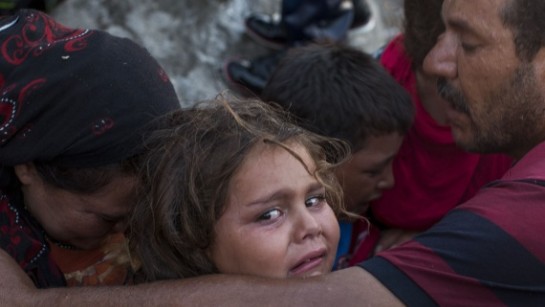  En syrisk familj tröstar varandra efter en farlig båtfärd från Turkiet till Grekland. 