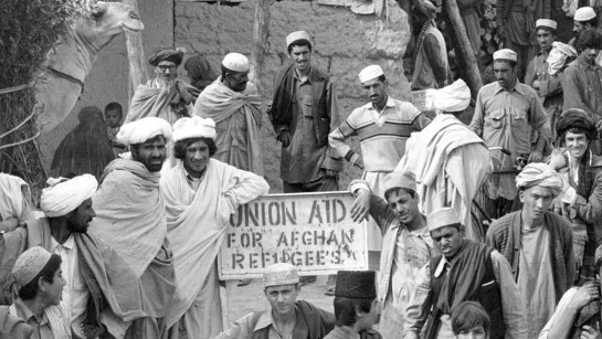 Massflykten för mer än 6 miljoner afghaner började 1979. Stödet till flyktingarna under deras tid i Iran och Pakistan är en av de svåraste uppgifter som det internationella samfundet någonsin har haft. Bilden är tagen i Ghazi Refugee Village i Pakistan 1984.