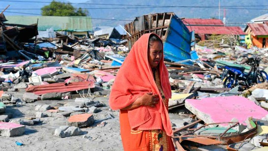 UNHCR på plats och hjälper drabbade i Indonesien. Var med och se till att hjälpen når fram. Stöd insamlingen till tsunamins offer.