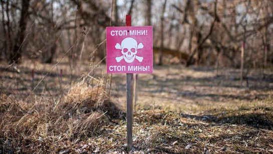 En skylt som varnar för minor och explosiva krigsrester i Donbas i Ukraina - ett av världens mintätaste områden. Nästan 2000 människor har har dödats eller skadats av landminor sedan konflikten i Ukraina startade 2014. 