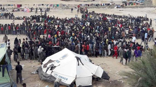 Hundratals människor har samlats utanför ett UNHCR-tält där de får sjukvård och hjälp att flyttas till säkrare platser. 
