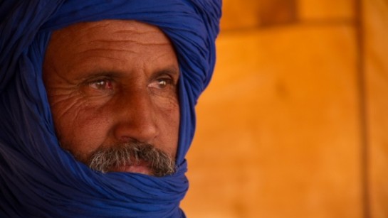 Lång, med piercing och vänliga ögon. Ahmadou är en etnisk tuareg från centrala Mali. 