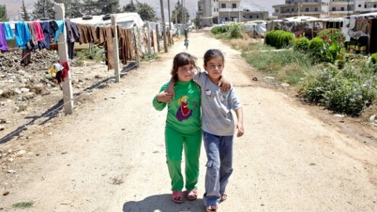 Labida och Aya är två av miljoner barn på flykt från Syrien. Aya och Labida är systrar. De flydde med sin familj till Libanon för två år sedan. Nu bor de i ett litet provisoriskt tält. 