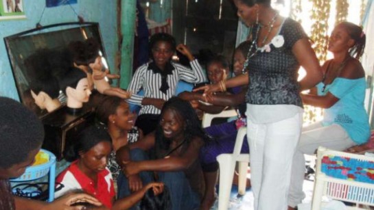  Rosett Wabenga (i vita byxor) ger tips till flickor om hårbehandling i sin salong som ligger i ett slumområde i Kampala i Uganda. Salongen har nästan inga kunder, men flickorna är inspirerade av den ansedda Rosette och ivriga att lära sig att starta ett eget företag. 