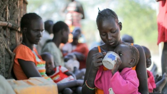 Tvååriga Nyanchau Teny dricker en slags te som hjälper mot hosta, diarré och kräkningar. 2,4 miljoner människor i Sydsudan lider av matbrist. 