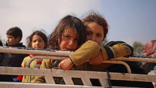 Flyende syriska flickor står på flaket av en lastbil utanför i utkanten av staden Maaret Misrin i Idlib-provinsen, den 6 februari 2020. - Rysslandsstödda regimstyrkor har bombat Syrias sista stora rebellfästa under de senaste två månaderna. Nästan en miljon männskor har tvingats fly - de har ingenstans att ta vägen. 
