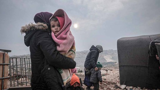 Syriska familjer har tvingats fly från attacker på ett läger i Turman på den västra Aleppo, nära den turkiska gränsen en kall vinterdag i provinsen Idlib, Syrien den 14 februari 2020.