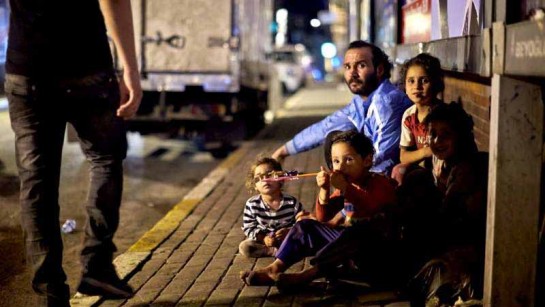 Den här syriska familjen levde tidigare ett lyckligt liv i Aleppo. Nu bor de på gatorna i Istanbul i Turkiet. De är bland de 3 miljoner flyktingar från Syrien, varav många lever under hemska förhållanden. 