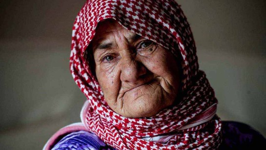 Maneerah är 70 år och flykting. Hon har flytt från Syrien och bor nu i ett tält i Irak - det hade hon aldrig trott. Under Ramadan hjälper hon fattigare familjer - det gör hon varje år. 