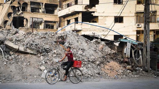 En pojke cyklar runt i sönderbomade Harasta, en förort till Damaskus. En hjälpkonvoj med förnödenheter nådde den belägrade förorten 29 oktober 2016. En pojke cyklar runt i sönderbombade Harasta, en förort till Damaskus. En hjälpkonvoj med förnödenheter nådde den belägrade förorten 29 oktober 2016. 
