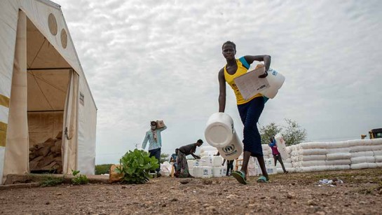Flyktingar i lägret Kalobeyei i Kenya får tvål, vattendunkar och virke för två månader för att förhindra spridning av covid-19 och minska sociala kontakter.