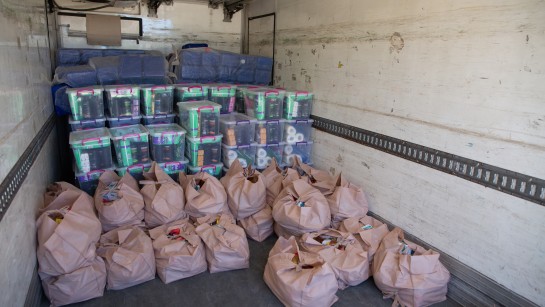 Ramadapaket med mat och hygienartiklar delas ut till flyktingar i Libyen under ramadan och hotet från covid-19.