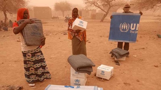 Internflyktingar hämtar ut nödhjälp som tvål, filtar och liggunderlag mitt i en sandstorm i Dori i nordöstra Burkina Faso. 2000 familjer som lever på flykt i Dori har fått nödhjälp sedan i april.