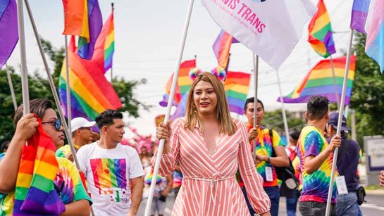 HBTQ-aktivisten Bianka Rodriguez firar Pride i San Salvador. 