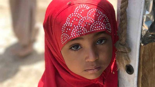 Haifa är fyra år. Hon bor i ett tältläger i utkanten av Jemens huvudstad Sanaa. Hennes familj har tvingats fly flera gånger på grund av konflikter. UNHCR är på plats och hjälper barn och familjer som flyr.