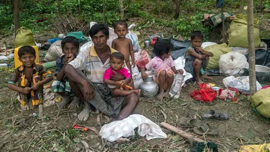 313 000 flyktingar från folkgruppen rohingya har nu flytt från Burma till Bangladesh. UNHCR har skickat flygplan fullastade med nödhjälp. 