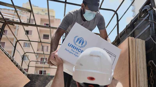 UNHCR delar ut nödhjälp till familjer som har drabbats av explosionen i Beirut.