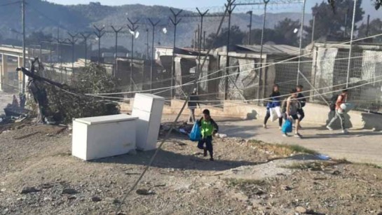 En stor brand drabbade Moria-läget på Lesbos den 8 september. 12 000 människor bor i lägret, 4000 av dem är barn. UNHCR har skickat personal till platsen och erbjuder hjälp.