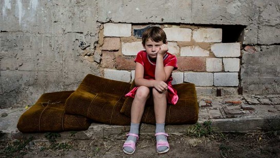 Lera Holovko är 7 år. Hennes hem har förstörts i en beskjutning i byn Krasny Yar, östra Ukraina. Byn ligger vid floden Donets i utkanten av konfliktzonen. Floden är en inofficiell gräns mellan de två stridande parterna – den pro-ryska milisen och ukrainska regeringsstyrkor. Konflikten har tvingat miljoner människor på flykt. Hösten 2015 började UNHCR reparera 16 sönderskjutna skolor i Luhansk.