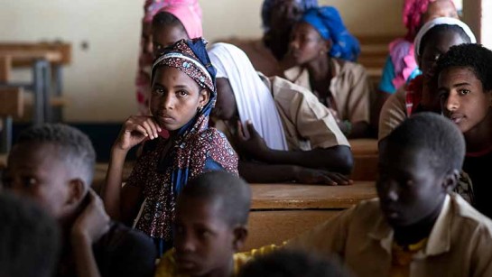 Maliska flyktingar i Burkina Faso riskerar sina liv för att få en utbildning.
