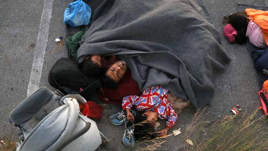 En familj tvingas sova på parkeringsplats efter den förödande branden som förstörda Moria-lägret på Lesbos den 9 september. Tusentals människor är utan tak över huvudet. Du kan hjälpa idag.