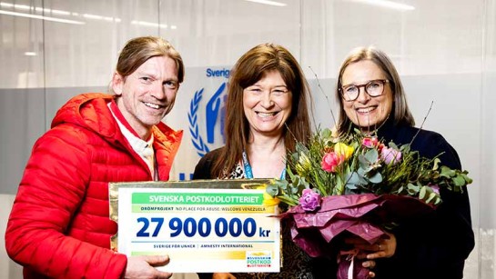 esper Blomqvist med checken till Sverige för UNHCR:s generalsekreterare Åsa Widell och Amelie Häger.