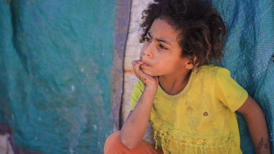 Farah väntar på att få mat. Hennes mamma berättar: &quot;Vi har inga filtars som värmer oss. Om vi har pengar köper jag mat till mina barn&quot;. Världens värsta mänskliga kris pågår just nu Jemen.