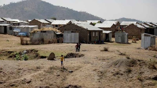 Eritreanska flyktingbarn lekar i flyktinglägret Hitsats i Tigray, 2017