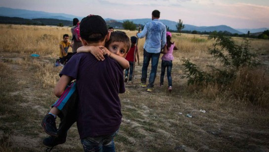 En syrisk familj är på flykt vid gränsen mellan Grekland och Makedonien.
