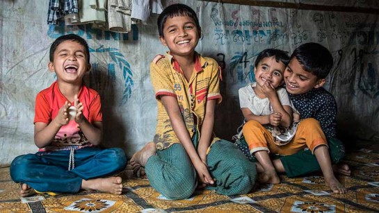 Amirul Mumeens fyra barn leker i sitt tält i ett flyktingläger för det förföljda Rohingyafolket från Myanmar.