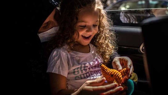 En liten syrisk flicka på flykt från Syrien får traumatiskt stöd efter de förödande explostionerna i Beirut i augusti 2020.