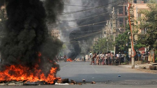 Bildäck brinner på gatorna när protester mot militärkuppen fortsätter i Mandalay, Myanmar, 27 mars 2021.