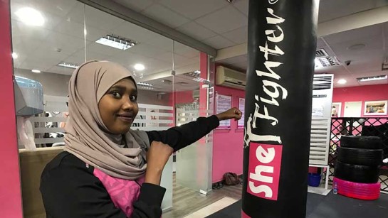 – Jag lära mig hur jag kan försvara mig om jag blir trakasserad på gatan, säger Aisha, 21 år och flykting från Somalia. Hon lär sig konsten i självförsvar på SheFighter-studion, Mellanösterns första gym för kvinnor.
