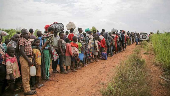Människor på flykt från Kongo-Kinshasa väntar på en hälsokontroll nära gränsen till Uganda. Som många andra länder stängdes gränsen i mars 2020 när coronapandemin spreds över världen. I juli gjordes en akut hjälpinsats för att hjälpa tusentals människor på flykt från väpnat våld och som varit fast i ingenmansland sedan i mars. 