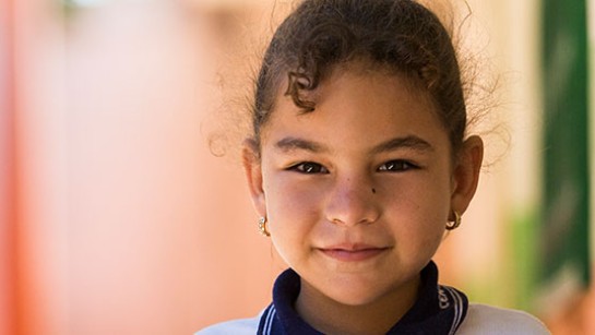 En liten flicka på flykt från Venezuela har fått chansen att gå i skolan i Colombia.