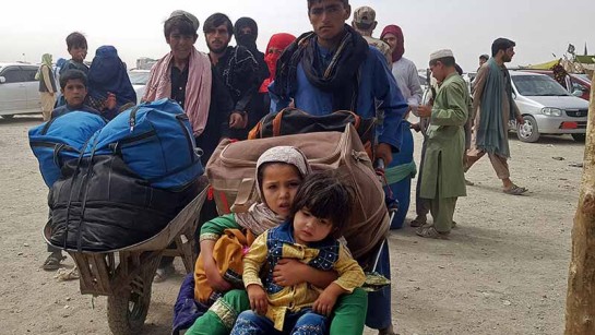 En barnfamiljer flyr i Afghanistan
