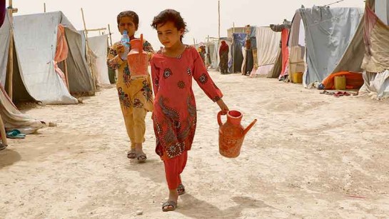 Maryams döttrar har hämtat vatten i lägret Nawabad Farabi-ha.