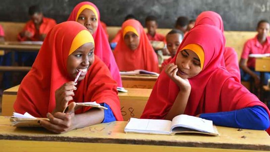 Flyktingflickor går i skolan i Dadaab, Kenya