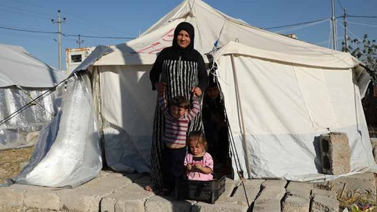 Nadira och hennes små barn är flyktingar och bor i tältläger i Irak. Flykten från Syrien var en kamp för att överleva.