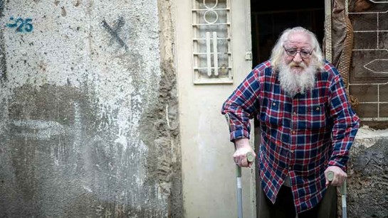 Ezz El Dein är 75 år och bor i en etta i Jordaniens huvudstad Amman.