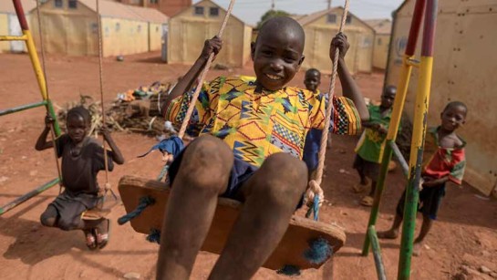 Barn leker i ett läger för internflyktingar i Ouahigouya, Burkina Faso.