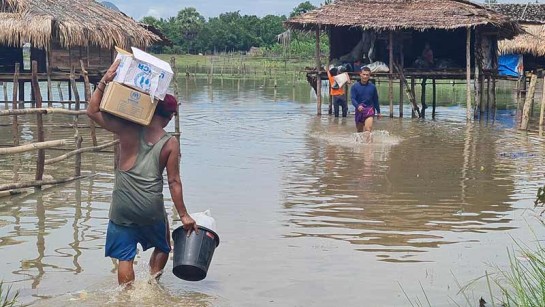 Nödhjälp levereras till utsatta människor på flykt som bor i ett översvämmat läger i delstaten Kayin, Myanmar.