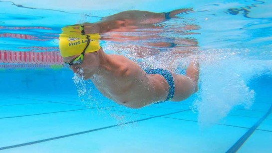 Abbas Karimi är afhghansk flykting och simmare som föddes utan armar. Här tränar han i Floria inför Paralympics i Tokyo.